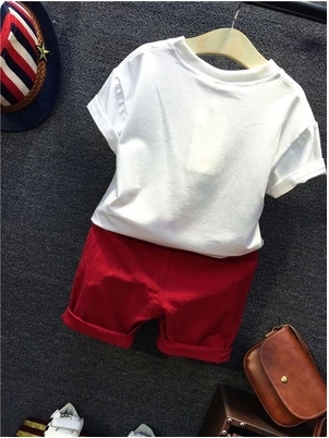 Ένα ενδιαφέρον παιδικό μπλουζάκι με φτερά και κόκκινα σορτς.