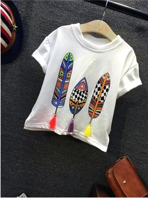 Ένα ενδιαφέρον παιδικό μπλουζάκι με φτερά και κόκκινα σορτς.