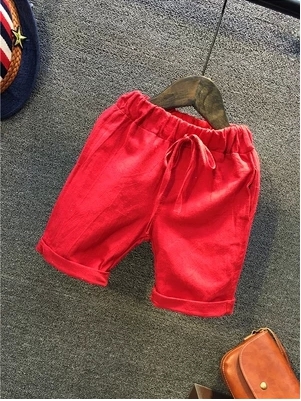 Ένα ενδιαφέρον παιδικό μπλουζάκι με φτερά και κόκκινα σορτς.