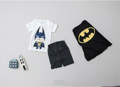 Детски комплекти за момчета с Батман  и Супермен тениска, панталони и наметало.