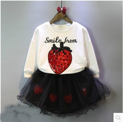 Детски пролетен комплект за момичета -блузка и Туту пола с апликация `ягода`.