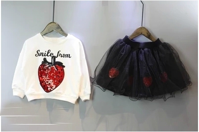 Детски пролетен комплект за момичета -блузка и Туту пола с апликация \'ягода\'.