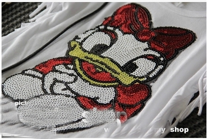 Детски тениски за момичета с ресни в бял и черен цвят.