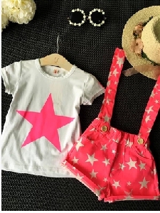 Παιδικό σετ με αστέρια εκτύπωσης για κορίτσια T-shirt και σορτς με τιράντες.