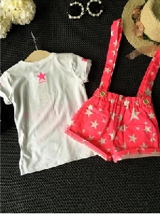 Детски комплект с принт звезди за момичета тениска и къси панталони с тиранти.