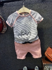 Детски комплект за момичета -раирана тениска и розови панталони.