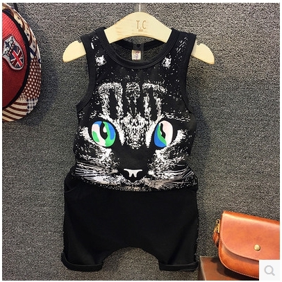 Детски комплекти за момчета -потник и къси панталони с апликация котка в бял и черен цвят.