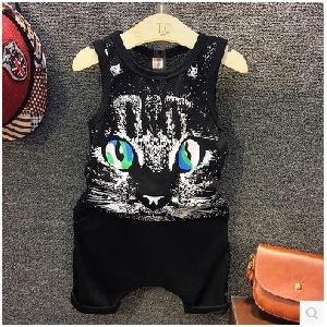 Детски комплекти за момчета -потник и къси панталони с апликация котка в бял и черен цвят.