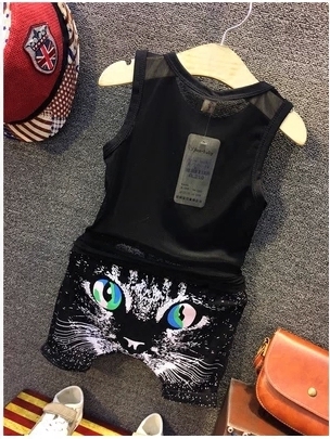 Детски комплекти за момчета -потник и къси панталони с апликация котка в бял и черен цвят.