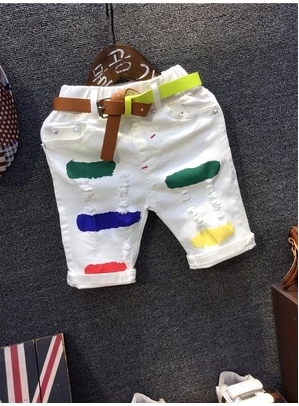 Λευκά παιδικά κοντομάνικα τζιν για αγόρια με πολύχρωμα μοτίβα.