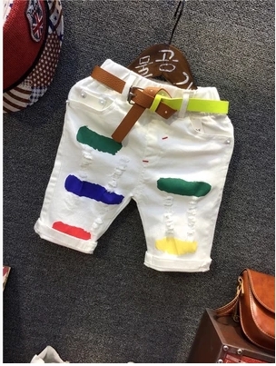 Λευκά παιδικά κοντομάνικα τζιν για αγόρια με πολύχρωμα μοτίβα.