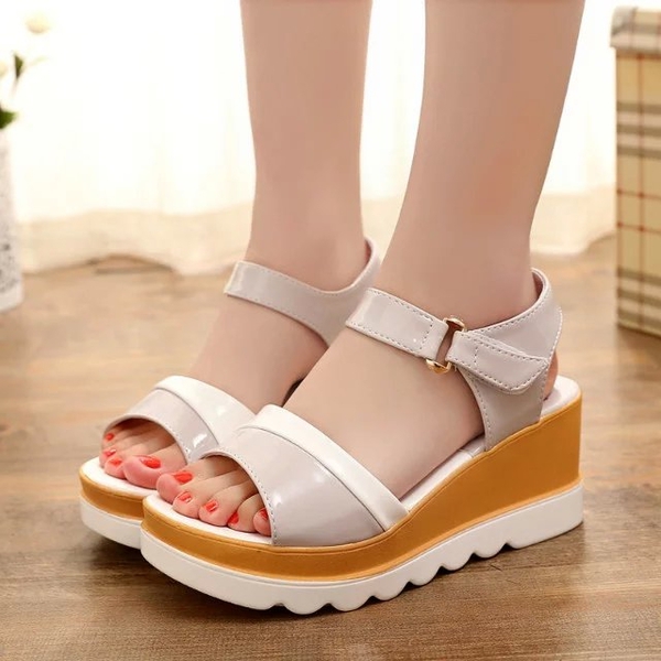 δερμάτινα γυναίκες ευρεσιτεχνίας σανδάλια χαμηλή πλατφόρμα