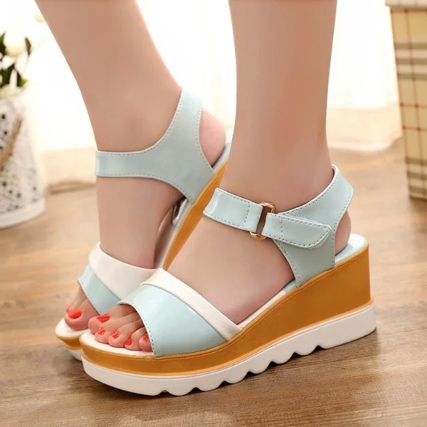 δερμάτινα γυναίκες ευρεσιτεχνίας σανδάλια χαμηλή πλατφόρμα