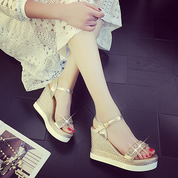 Οι γυναίκες σανδάλια σε χρυσό και ασήμι πλατφόρμα