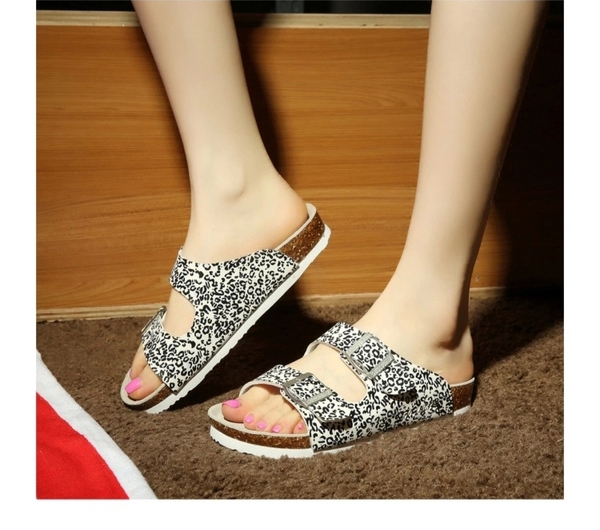 Παντόφλες ανδρών με ιμάντες δερματίνη