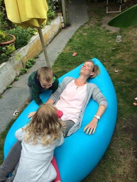 Надуваеми дюшеци за плаж и планина - модели и цветове: червени, сини, лилави за мъже, жени и деца