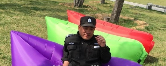 Надуваеми дюшеци за плаж и планина - модели и цветове: червени, сини, лилави за мъже, жени и деца