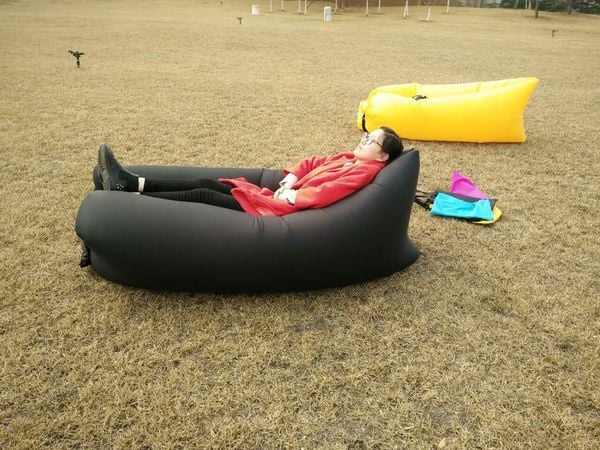 Надуваеми дюшеци за плаж и планина - модели и цветове: червени, сини, лилави за мъже, жени и деца