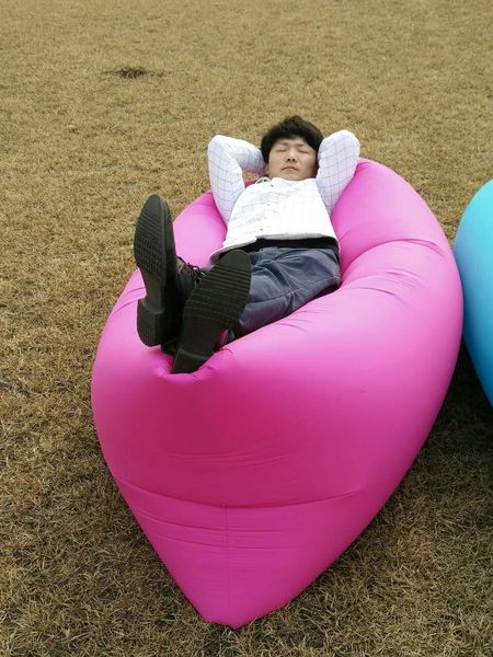 Надуваеми дюшеци за плаж и планина - модели и цветове: червени, сини, лилави за мъже, жени и деца