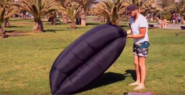 Туристически надуваем диван подходящ за къмпинг - цветни модели за мъже и жени : лилави, зелени, розови