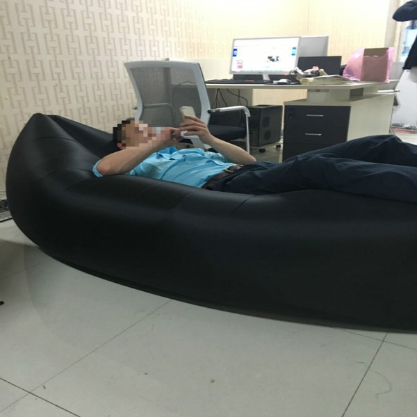 Туристически надуваем диван подходящ за къмпинг - цветни модели за мъже и жени : лилави, зелени, розови