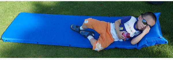 Синя туристическа въздушна възглавница - лека и удобна с вградена помпа