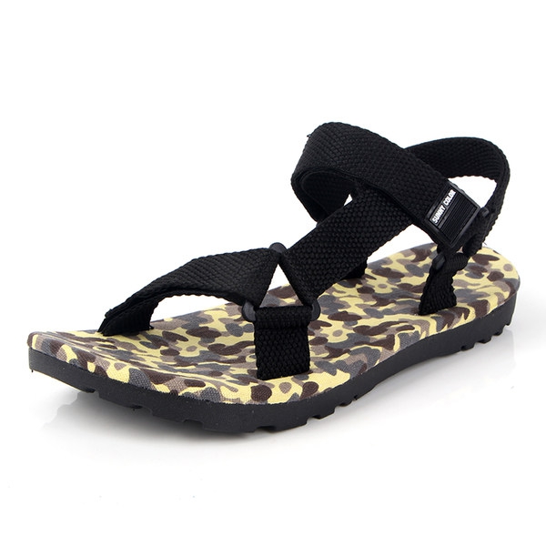 Ανδρικά σανδάλια το καλοκαίρι ανοιχτή παπούτσια καμουφλάζ σε διάφορα χρώματα: ροζ, κίτρινο, μπλε - και παραλία ζωής