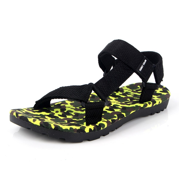 Ανδρικά σανδάλια το καλοκαίρι ανοιχτή παπούτσια καμουφλάζ σε διάφορα χρώματα: ροζ, κίτρινο, μπλε - και παραλία ζωής