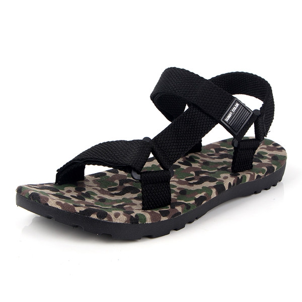 Ανδρικά σανδάλια το καλοκαίρι ανοιχτή παπούτσια καμουφλάζ σε διάφορα χρώματα: ροζ, κίτρινο, μπλε - και παραλία ζωής