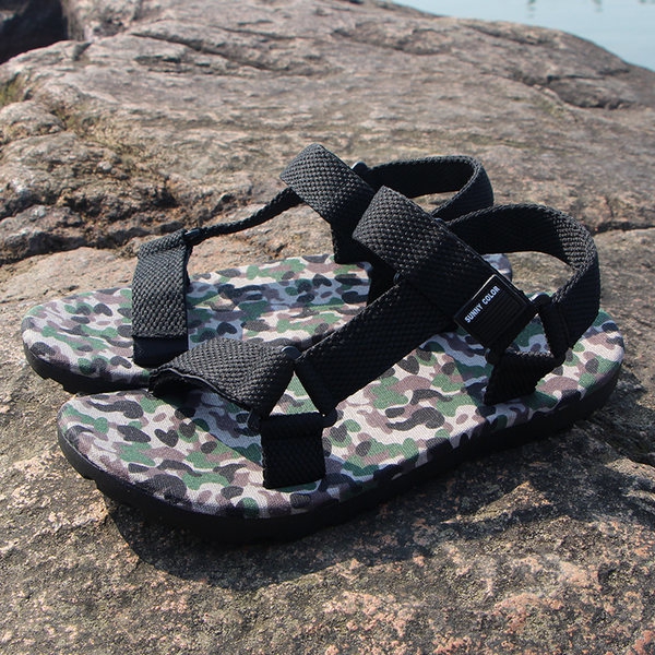 Ανδρικά σανδάλια το καλοκαίρι ανοιχτή παπούτσια καμουφλάζ σε διάφορα χρώματα: ροζ, κίτρινο, μπλε - και παραλία ζωής