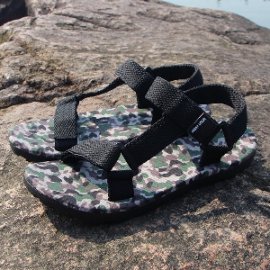 Ανδρικά σανδάλια το καλοκαίρι ανοιχτή παπούτσια καμουφλάζ σε διάφορα χρώματα: ροζ, κίτρινο, μπλε - και παραλία ζωής