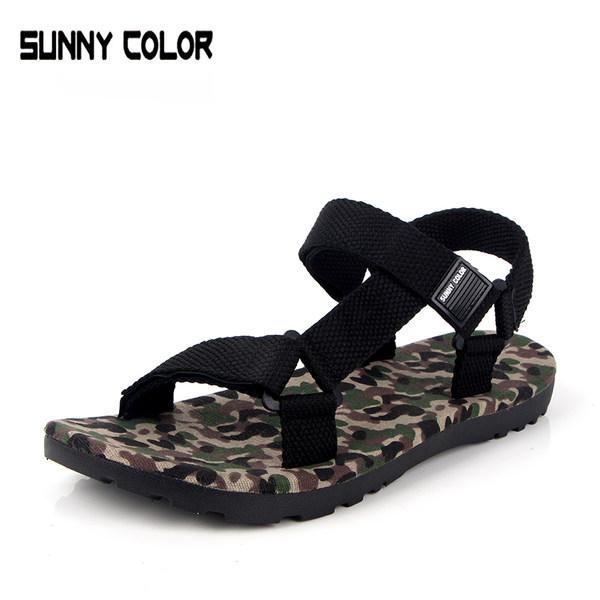 Ανδρικά σανδάλια το καλοκαίρι ανοιχτή παπούτσια καμουφλάζ σε διάφορα χρώματα: ροζ, κίτρινο, μπλε - και παραλία ζωής