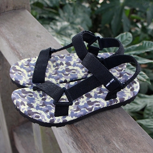 Ανδρικά σανδάλια το καλοκαίρι ανοιχτή παπούτσια καμουφλάζ σε διάφορα χρώματα: ροζ, κίτρινο, μπλε - και παραλία ζωής