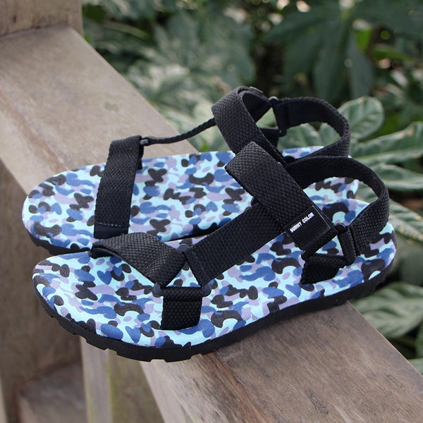 Ανδρικά σανδάλια το καλοκαίρι ανοιχτή παπούτσια καμουφλάζ σε διάφορα χρώματα: ροζ, κίτρινο, μπλε - και παραλία ζωής