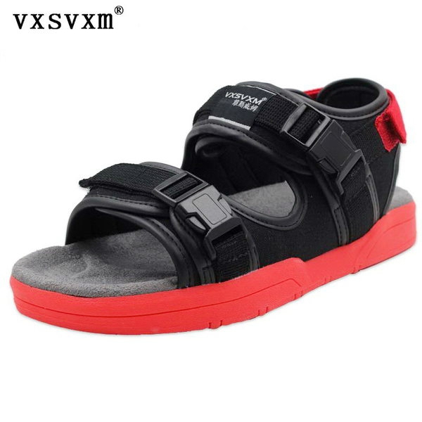 Πέντε μοντέλα περιστασιακά σανδάλια ανδρών.