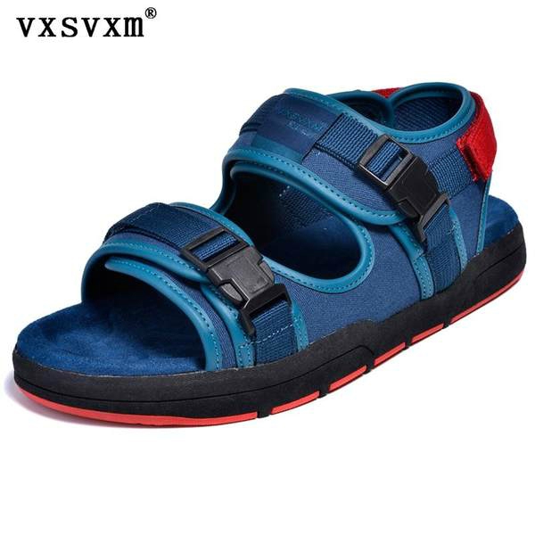 Πέντε μοντέλα περιστασιακά σανδάλια ανδρών.