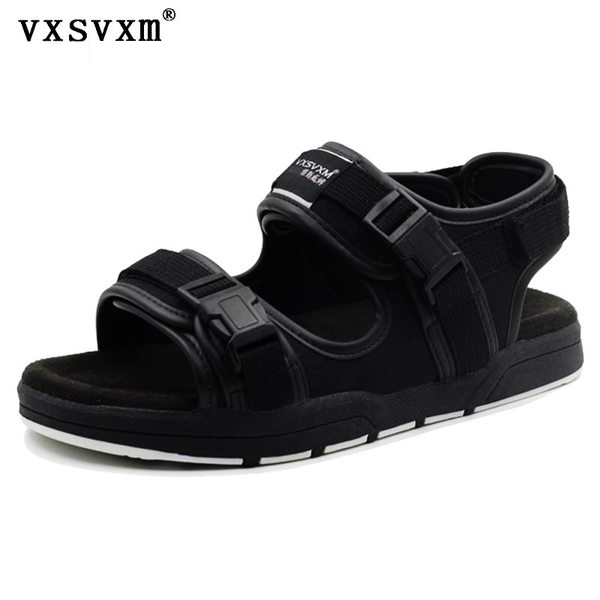 Πέντε μοντέλα περιστασιακά σανδάλια ανδρών.