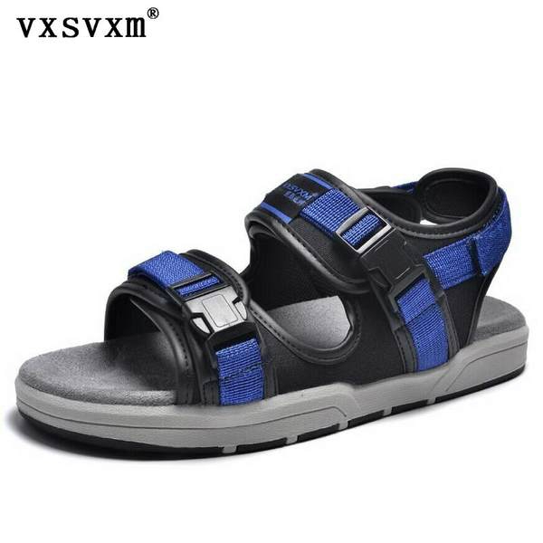 Πέντε μοντέλα περιστασιακά σανδάλια ανδρών.