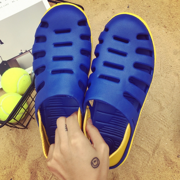 Ανδρικά σανδάλια παραλία σε τέσσερα χρώματα.