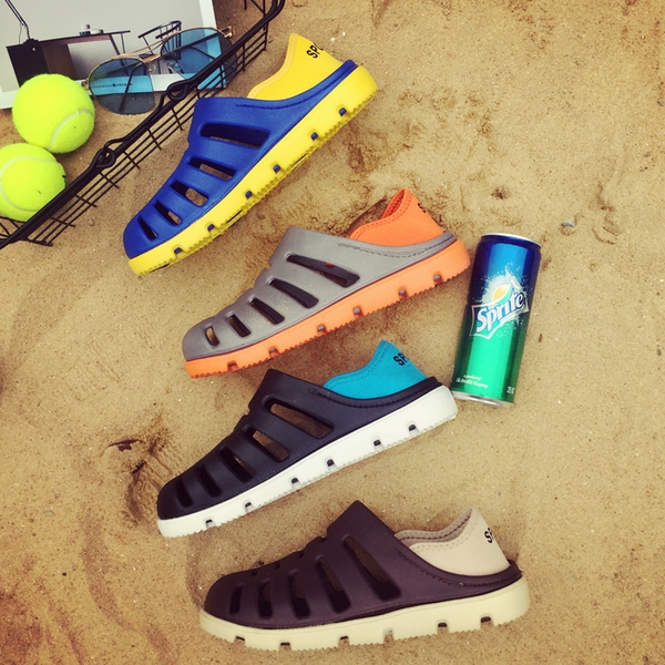 Мъжки плажни сандали в четири цвята.