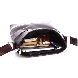 Ανδρική δερμάτινη τσάντα με μακρά λαβή σε μαύρο και καφέ χρώμα