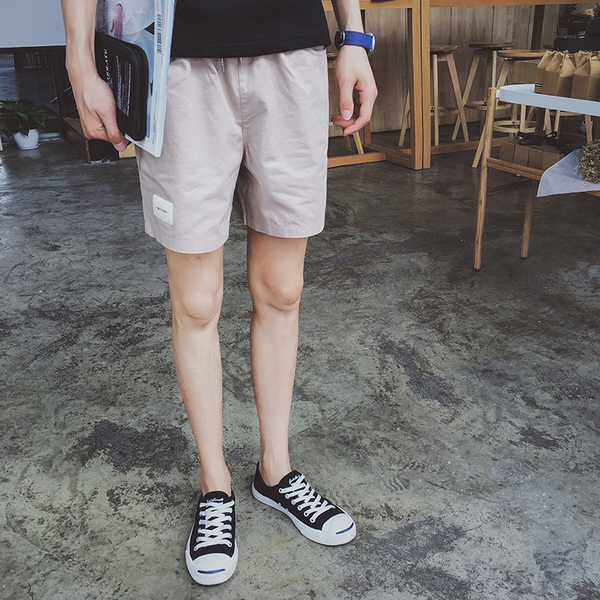 Ανδρών το καλοκαίρι στην παραλία παντελόνι σε λευκό, μπεζ, μαύρο, κίτρινο και γαλάζιο.