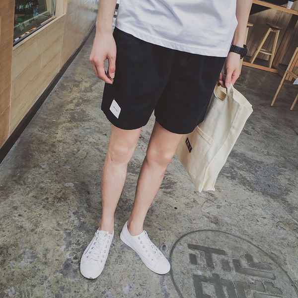 Ανδρών το καλοκαίρι στην παραλία παντελόνι σε λευκό, μπεζ, μαύρο, κίτρινο και γαλάζιο.