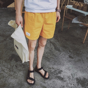 Ανδρών το καλοκαίρι στην παραλία παντελόνι σε λευκό, μπεζ, μαύρο, κίτρινο και γαλάζιο.