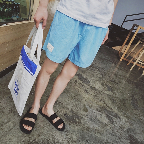 Ανδρών το καλοκαίρι στην παραλία παντελόνι σε λευκό, μπεζ, μαύρο, κίτρινο και γαλάζιο.