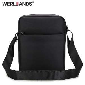 Μικρή  ανδρική τσάντα  με μία λαβή σε μαύρο χρώμα