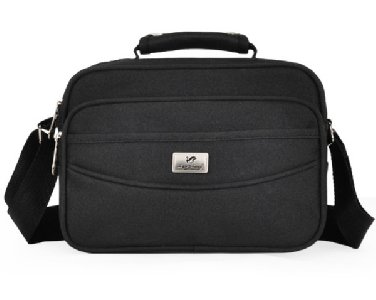 Ανδρική τσάντα ώμου σε μαύρο και καφέ χρώμα: Μήκος - 30 cm, Ύψος - 23 cm Πλάτος - 11 cm