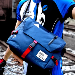 Αθλητικές τσάντες για άνδρες κατάλληλες για την καθημερινή ζωή και ταξίδια σε μπλε και μαύρο χρώμα