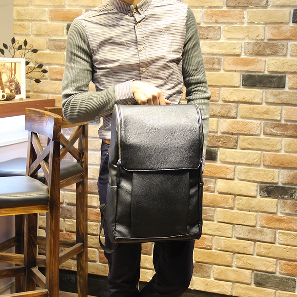 Мъжка раница от изкуствена кожа и полиестър с цип и  размери:   Височина - 45 см, Дължина: 30 см , Ширина: 12 см 