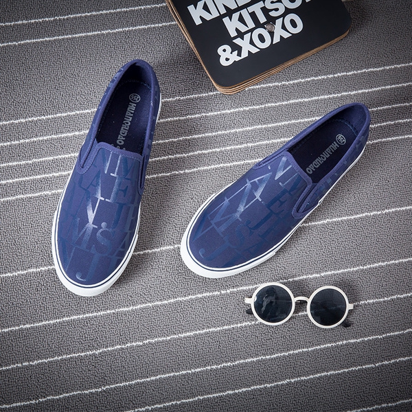 Ανδρικά μοκασίνια σε μαύρο και σκούρο μπλε χρώμα.